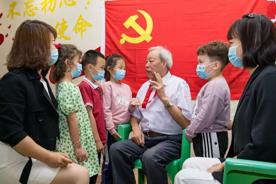 救援有趣的孔雀